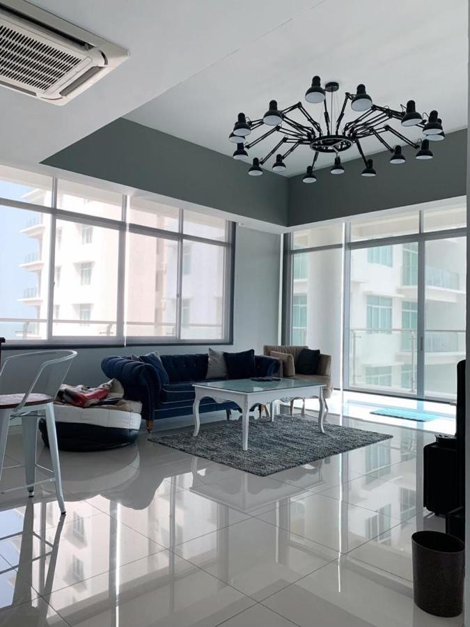 Bay Resort Condominium, 7, Beach-Front Sea View, 6-8 Pax Miri Esterno foto