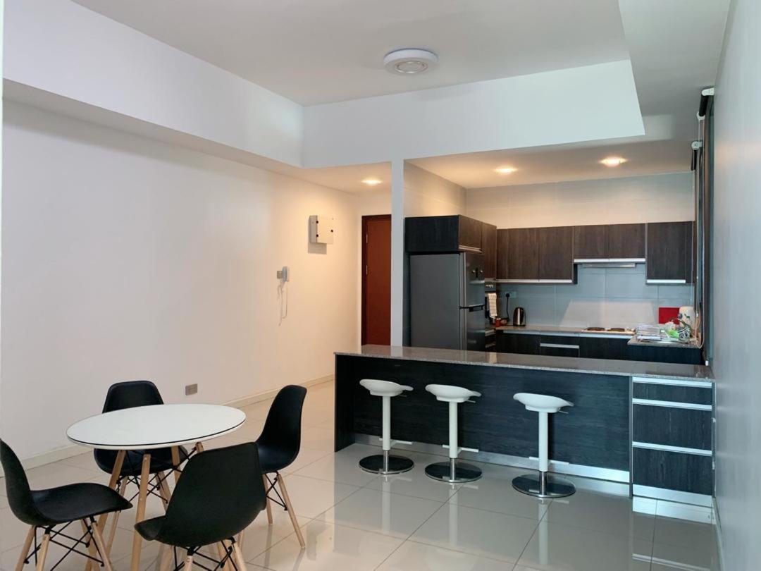 Bay Resort Condominium, 7, Beach-Front Sea View, 6-8 Pax Miri Esterno foto